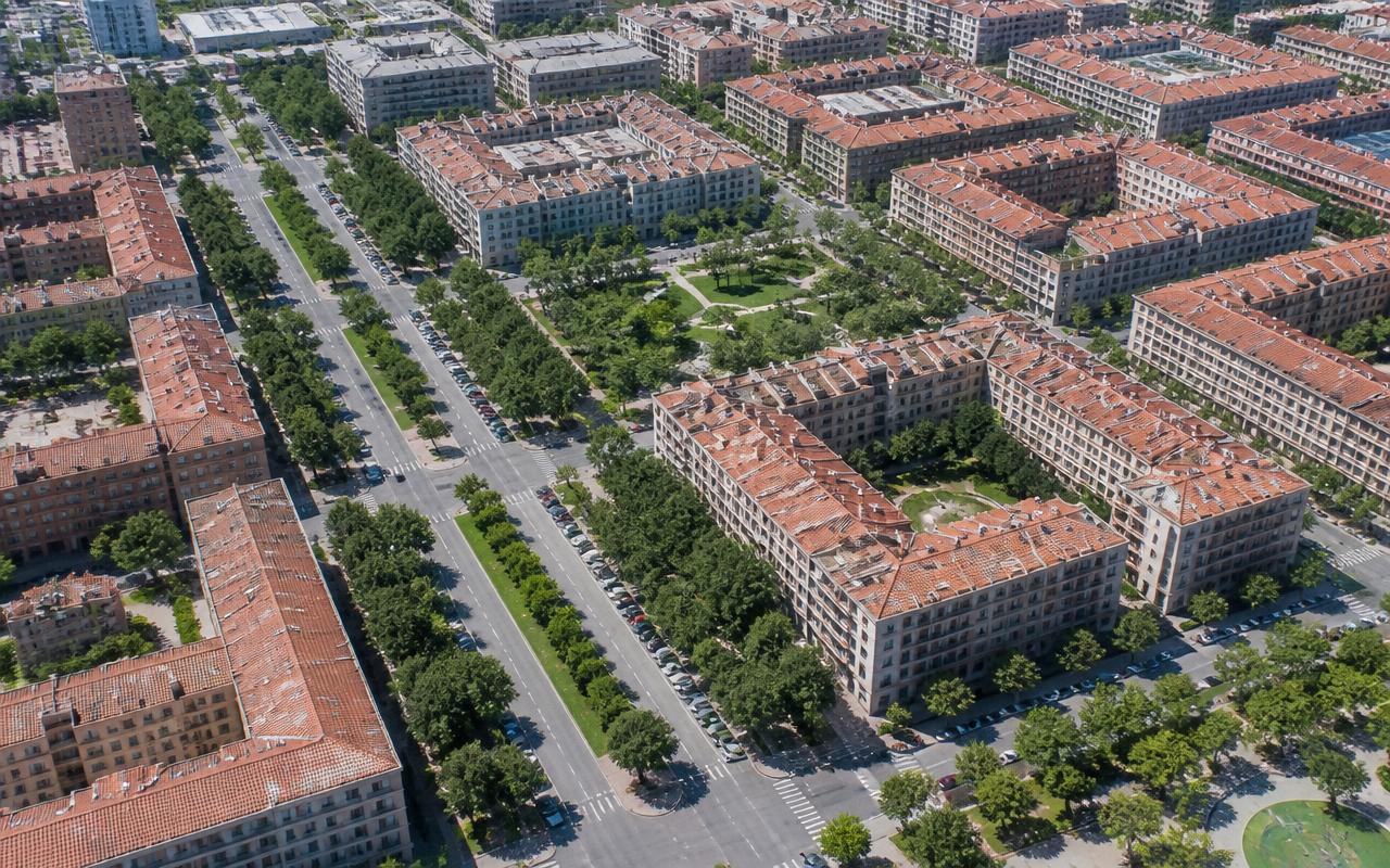 Vista aérea de un barrio residencial español analizado por Hanok Properties